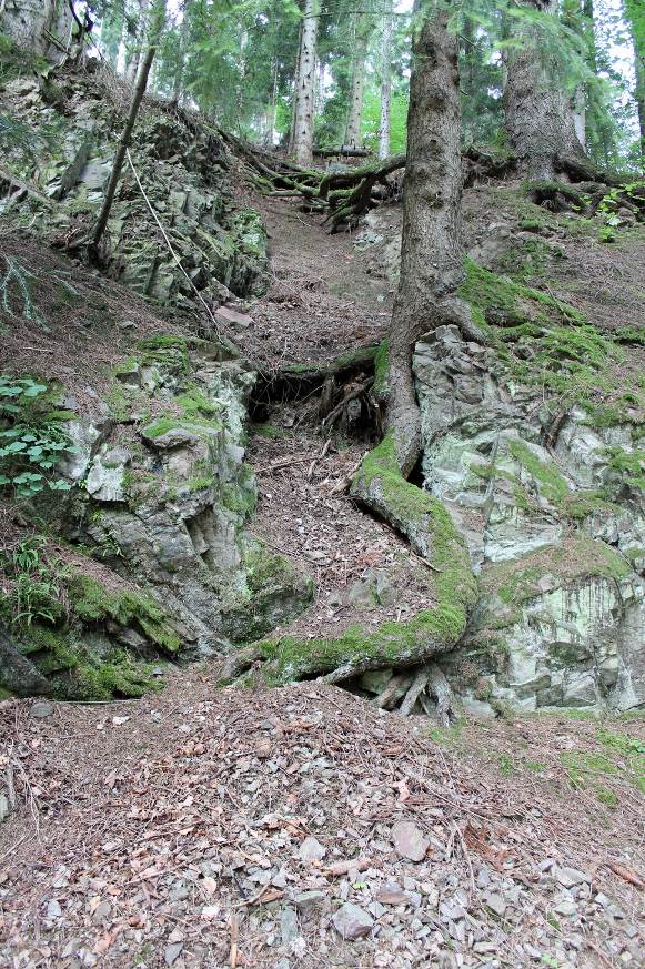 Faille minéralisée exploitée à ciel ouvert – Photo D. Bouvier