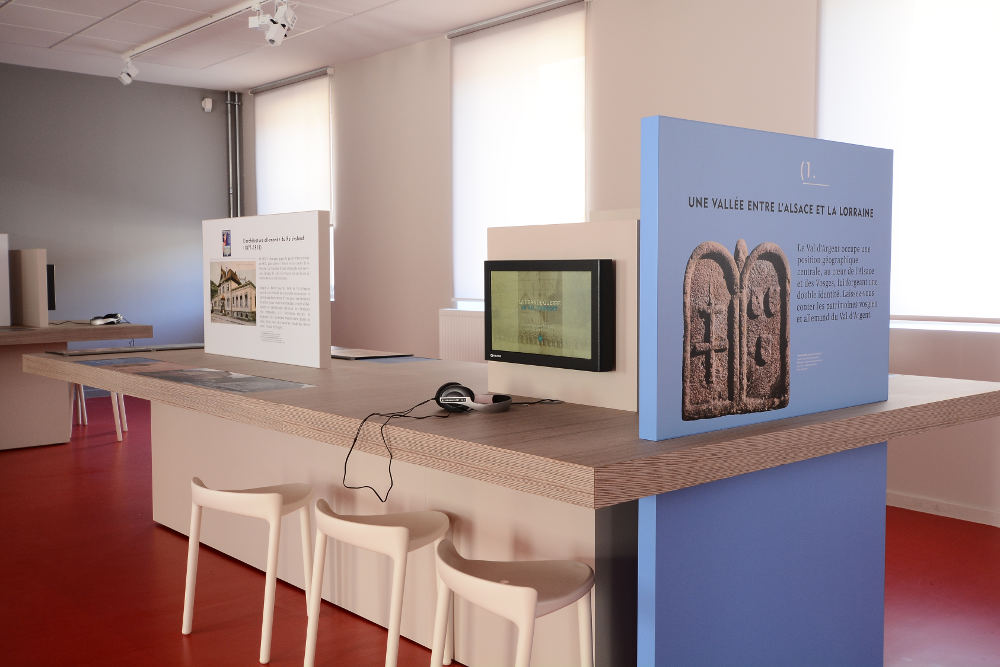 Meuble thématique sur la frontière